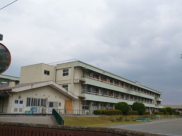 倉賀野中学校（約250m）