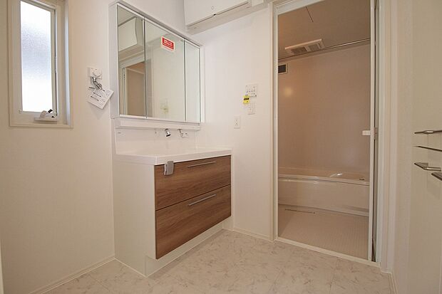 【洗面所】小物がしまえる洗面台。