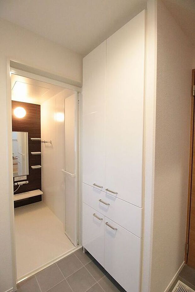 【洗面所】洗面所には大容量収納を完備。タオルや着替えも収納できるので、お風呂の支度がスムーズになります。