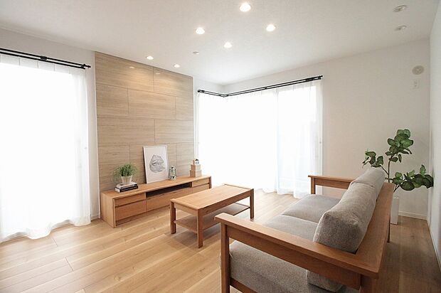 【リビング】自然光が広がる心地よいリビングは家族の憩いの空間です。