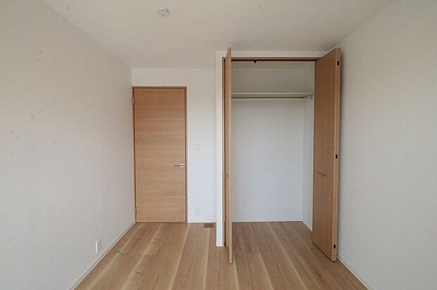 【子ども室】子ども部屋にもそれぞれクローゼットが完備されてるので、片付けの習慣が身に付きます。