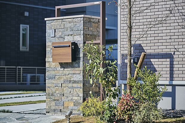 【街の統一感を生み出す門柱デザイン】門柱デザインを統一することで、街全体の統一感を演出します(イメージです)