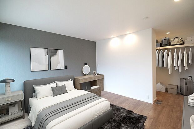 【主寝室】寝室にはウォークインクローゼットが備え付けられているので、服や小物もまとめて収納できます。