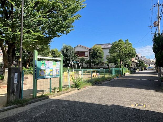 近隣の公園でお子様の遊ぶ姿をベンチで見守ることができます。