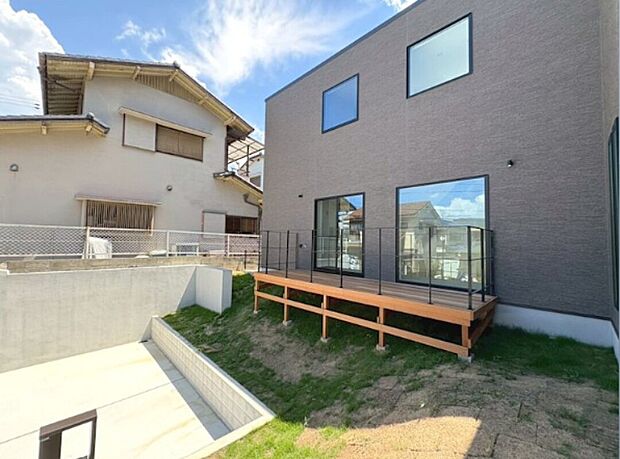 LDKと繋がる開放感あふれるウッドデッキは、家族でのティータイムや休日のバーベキューにも最適◎自然の光と風を満喫できる特別な空間です。