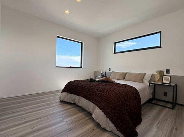 【★落ち着いた色味の寝室★】程よい大きさの窓から差し込む光で朝の目覚めもスッキリ！落ち着いた色味のフローリングのためゆったりとした時間を寝室でもお過ごしいただけます。