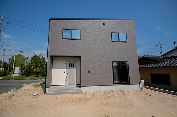 無駄のない四角いフォルムと木目調ドアのアクセントが魅力。機能美と個性を両立した住まいです。