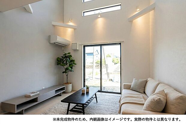 圧倒的な開放感の吹き抜け!2階の窓から明るい陽光が注ぎ、朝から家族が心地よく目覚められるLDK。