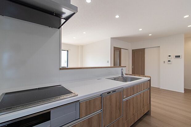 【家事がはかどる対面式キッチン】料理をしながらリビングを見渡せる安心設計。家族との会話も楽しめるママに嬉しいキッチンです。