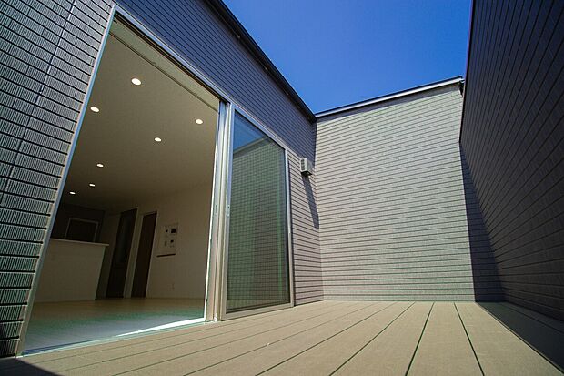 【プライベート性の高いライトコート】リビングとつながる屋外空間。外からの視線を気にせず、お子さまの遊び場や洗濯物干しにも◎