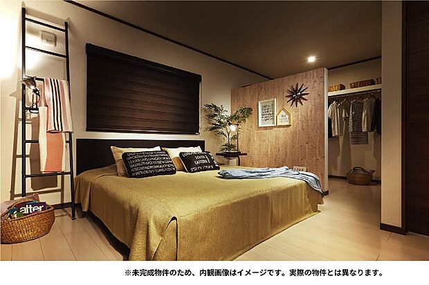 【寝室はくつろぎのプライベート空間】木目のあたたかみで、ほっとひと息つける空間に。子どもが寝た後のリラックスタイムにも◎