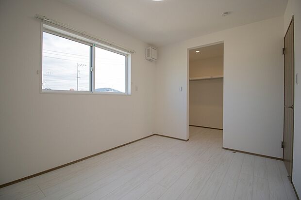 【光が差し込む洋室空間】シンプルで明るい洋室。お子さま部屋や書斎、趣味の空間など、自由な使い方が可能です。