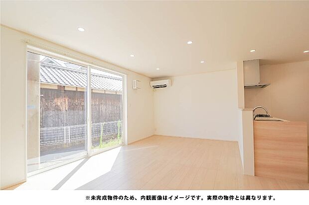 【光あふれる大開口のリビング窓】たっぷりの陽光が降り注ぐ大きな窓。明るいリビングは子どもの健やかな成長を見守るのにぴったりです。
