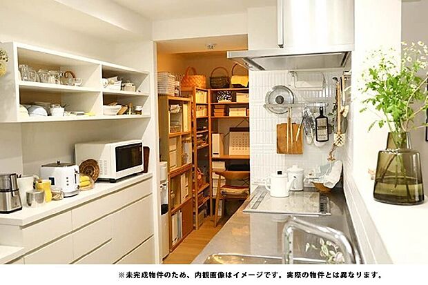 【ストックも安心!頼れるパントリー】食品や日用品をたっぷり収納。まとめ買いも安心で、忙しいママの味方になる頼れる収納スペースです。