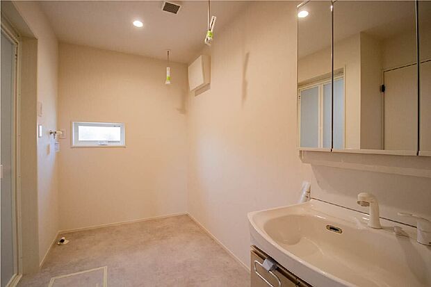 【ゆったり使える洗面脱衣室】洗濯・お風呂・身支度が一か所で完結。子育て世帯の家事ラク動線を考えた、広々とした洗面脱衣スペースです。