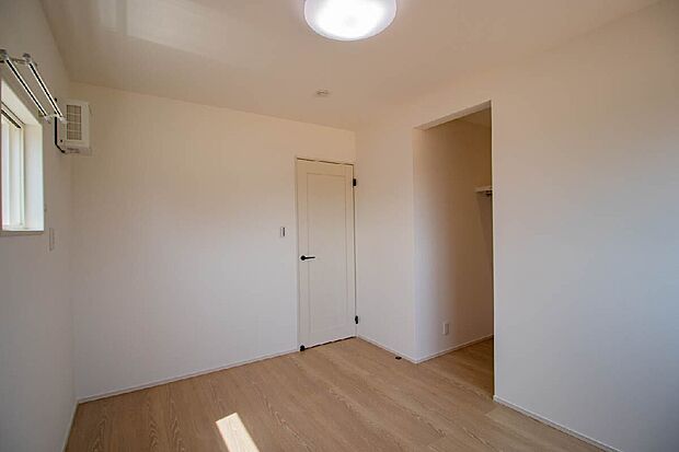 【明るく落ち着く洋室】クローゼット付きで収納もばっちり。寝室や子ども部屋など、家族構成に合わせて自由に使える一部屋です。