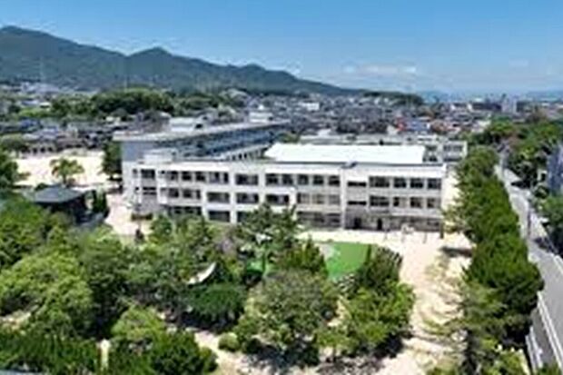 下関市立豊浦小学校(約634m)