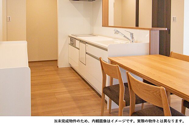 【配膳が劇的に楽になる横並びダイニング】キッチンと横並びにテーブルを配置。作った料理を横に滑らせるだけで配膳や片付けが楽々。