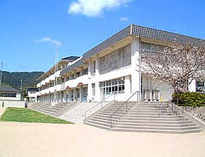 良成小学校 950m