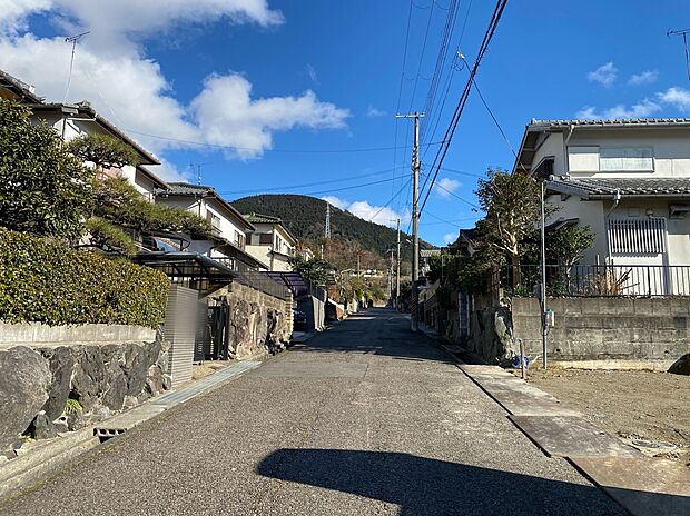 【前面道路】前面道路は広く駐車も問題ございません。交通量も少なめで安心して生活できます。