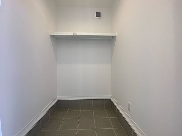 【シューズインクローゼット】玄関横のSICLは、ベビーカーや趣味の道具等いろいろ詰め込んでも充分な大きさです。