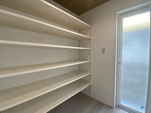 【１号地パントリー】充分なサイズの広々パントリー。　