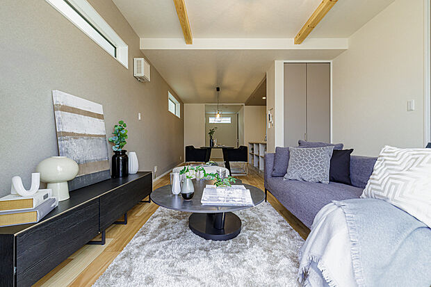 【1号地LDK】木のぬくもりが感じられる温かい空間となっております。