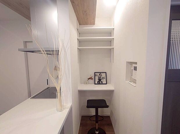 【多目的スペース】キッチン横に多目的スペースを配置。お子様の勉強スペースや家事室としても使え用途は、多彩です。