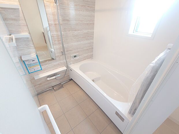 【浴室】高断熱浴槽で保温力抜群の浴槽です！浴室の壁はタカラと言えば！のホーロークリーンパネルでお手入れもラクチンです。