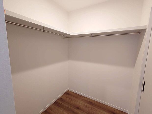 【ファミリークローゼット】1 階にご家族共有のファミリークローゼットを設置。大変収納力のあるお家です。