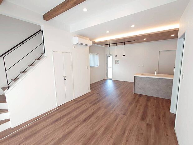 【LDK 】キッチン上部の木質調の下がり天井は、木の温もりと間接照明でオシャレなナイトタイムを演出してくれます。