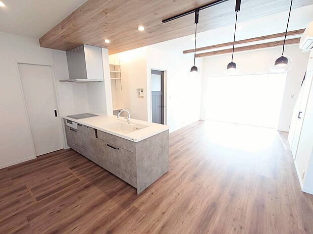 【キッチン】南面のリビングの窓からの自然光でキッチンまで明るいです。