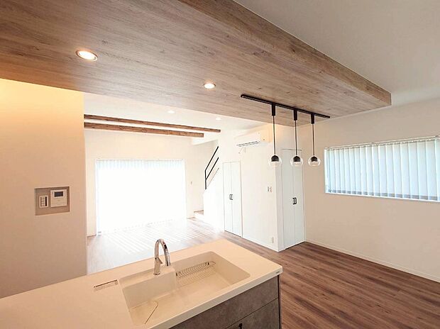 【キッチン】キッチン上部の木質調の下がり天井は、木の温もりと間接照明でオシャレなナイトタイムを演出してくれます。