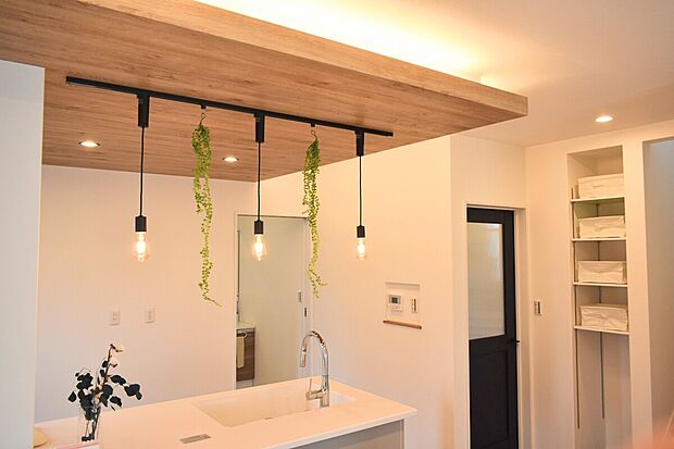 【キッチン＋洗面所＋ルンバ基地】キッチンからの洗面所で生活導線に配慮された配置。また、ルンバ基地（下部にコンセント設置）を設けてお掃除ロボットを収納出来たり掃除機等が綺麗に収まるスペースを提案しています。