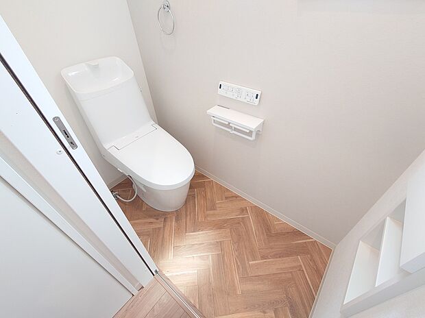 【2階 シャワートイレ(LIXIL)】1 階・2 階 共 暖房便座&ウォシュレット。