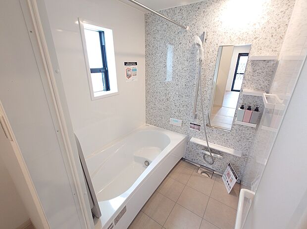 【ユニットバス(タカラスタンダード)】浴室・浴槽が断熱施工されたユニットバスなので保温性が抜群! 浴室換気乾燥暖房機も完備!!