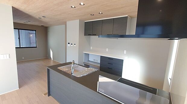 【1号地】人気の対面キッチンは小さいお子様から目を離さずにお料理できるので安心です！