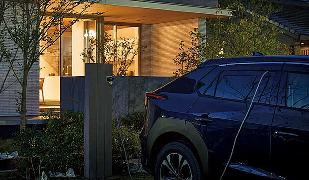 【【クルマde給電】※14.16号地該当】クルマde給電は、電気自動車（EV）のバッテリーを家庭に電力供給するシステム。災害時に電力を確保でき、非常時の備えとしても便利です。