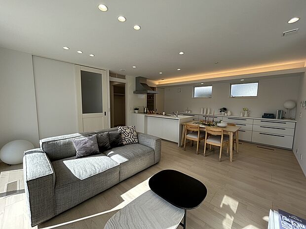 【【7号地：LDK】】キッチンを含め統一感のあるインテリアです。間接照明の明かりが柔らかくお部屋を包み込む、心安らぐ空間となっております。十分な収納スペースが確保されているので、物が収まりスッキリとした空間を保てます。