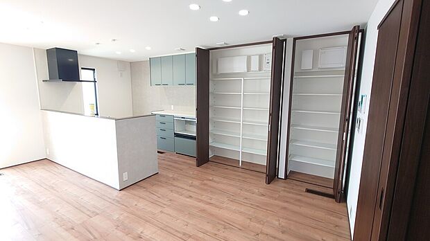 【【2号地内観(2)】】キッチンの横には豊富なパントリーがございます。食品のストックをたくさん置いておくことが出来ます。