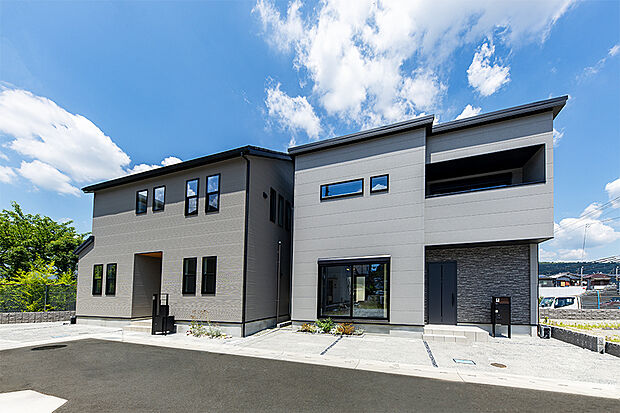 【他の分譲地で公開中のモデルハウス/外観写真】
コダワリの外観も自由設計なら自由自在♪様々なモデルハウスをご用意しておりますので、是非一度お気軽にご覧ください!