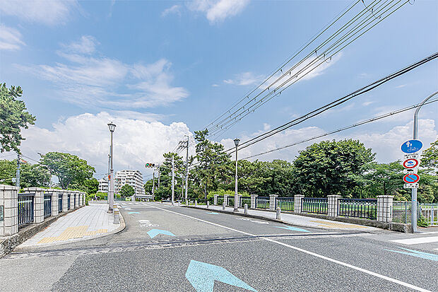 【現地周辺写真】
豊かな自然も身近に感じられる地ながら、大阪都心部へのアクセスも良好な全13区画の分譲地です。
