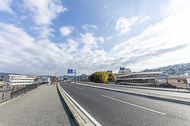【現地周辺写真】
幹線道路に近く、車でのアクセスもスムーズ。歩道も整備されているため、徒歩でのお出かけも安心です。