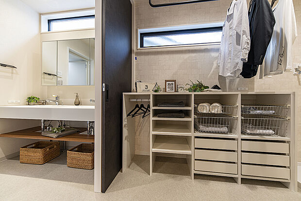 【【弊社施工例／ランドリールーム・洗面室】】雨の日や花粉シーズンにあるとうれしいランドリールームは洗面室と隣接させて家事動線も◎