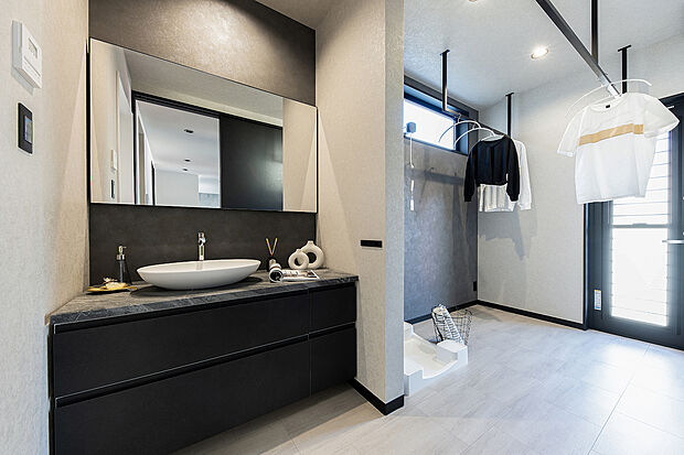 【【他の分譲地で公開中のモデルハウス／ランドリールーム】】雨の日も花粉シーズンもこの場で洗濯物が片付くのでラクラク！室内干し派の方はもちろん外干し派の方にもオススメです。