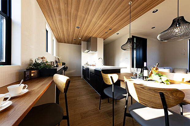 【【近くの分譲地で公開中のモデルハウス/DK】】最新設備を備えたキッチンはダイニングと横並びにして家事効率アップ!フラットキッチンで家族とのコミュニケーションもとりやすい◎