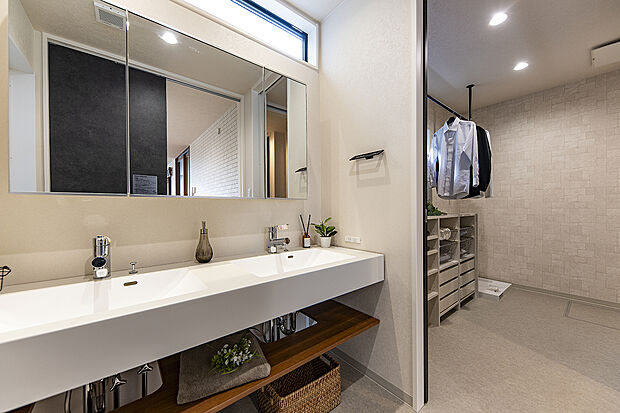 【【他の分譲地で公開中のモデルハウス／ランドリー・洗面室】】ランドリールームは家事ラクには欠かせません。洗って干して、アイロンがけも全てこの部屋で完結します！