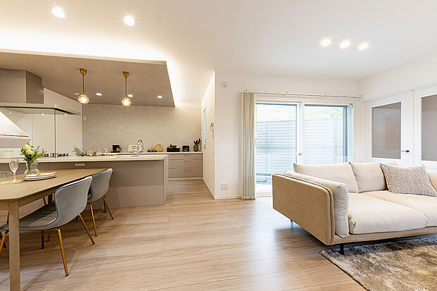 【【他の分譲地で公開中のモデルハウス/リビング】】明るく広々としたリビング空間で、家族とのひと時をご堪能下さい。