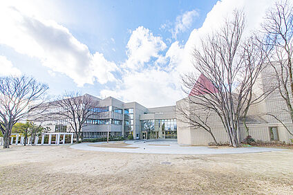 中央図書館 約190ｍ(徒歩３分)