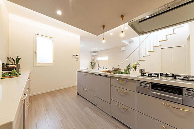 【【他の分譲地で公開中のNEWモデルハウス／キッチン】】こだわりのキッチンスペースで、毎日を上質な時間へと誘います。